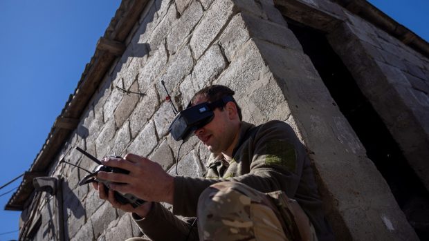 Ukrajinský voják zkouší FPV dron v Donětské oblasti