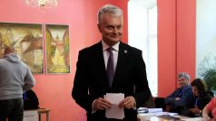 Litevský prezident Gitanas Nauséda ve volební místnosti