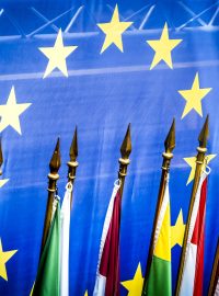 Evropská vlajka na pozadí vlajek členských států Evropské unie (ilustrační foto)